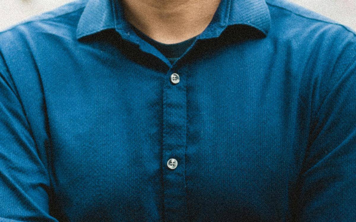 ilustrasi biru sebagai warna kemeja untuk kulit sawo matang (unsplash.com/Kier in Sight Archives)
