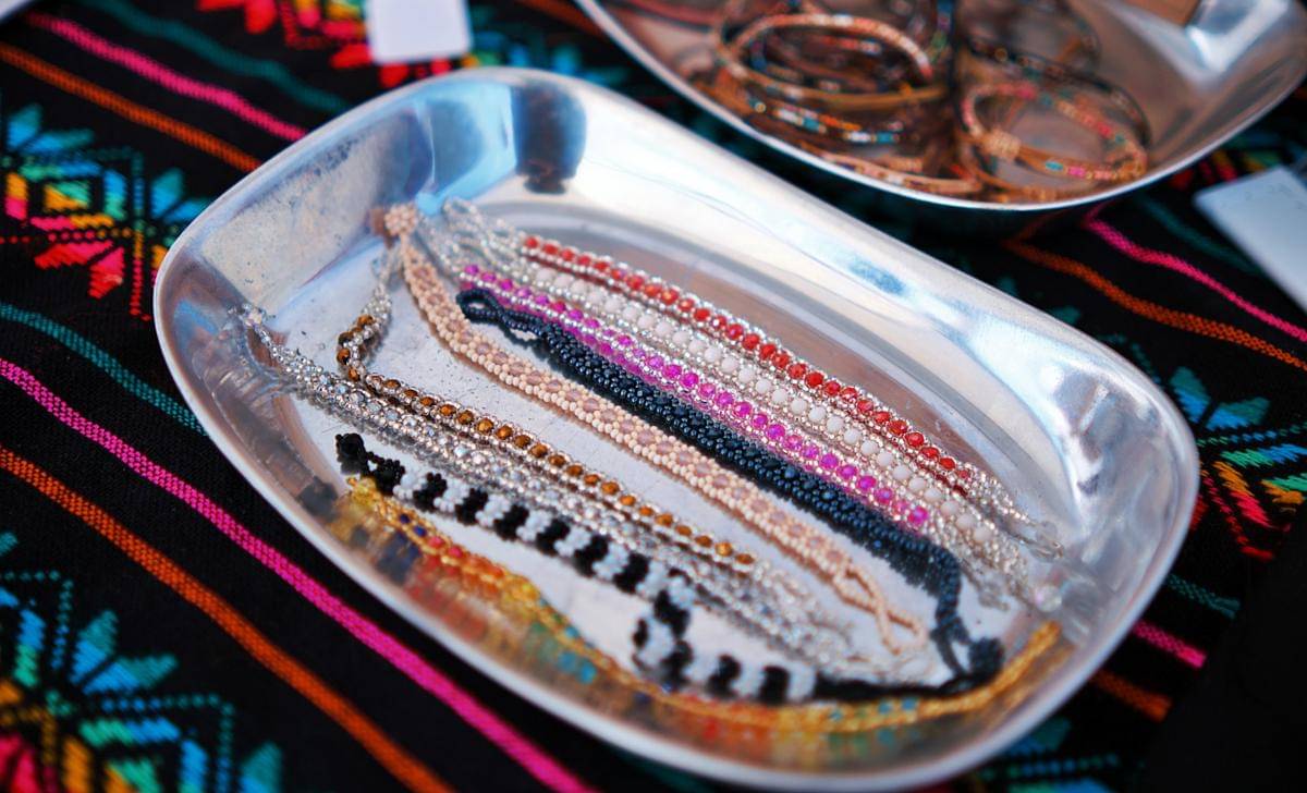 ilustrasi phone strap manik-manik (unsplash.com/Leiada Krözjhen)