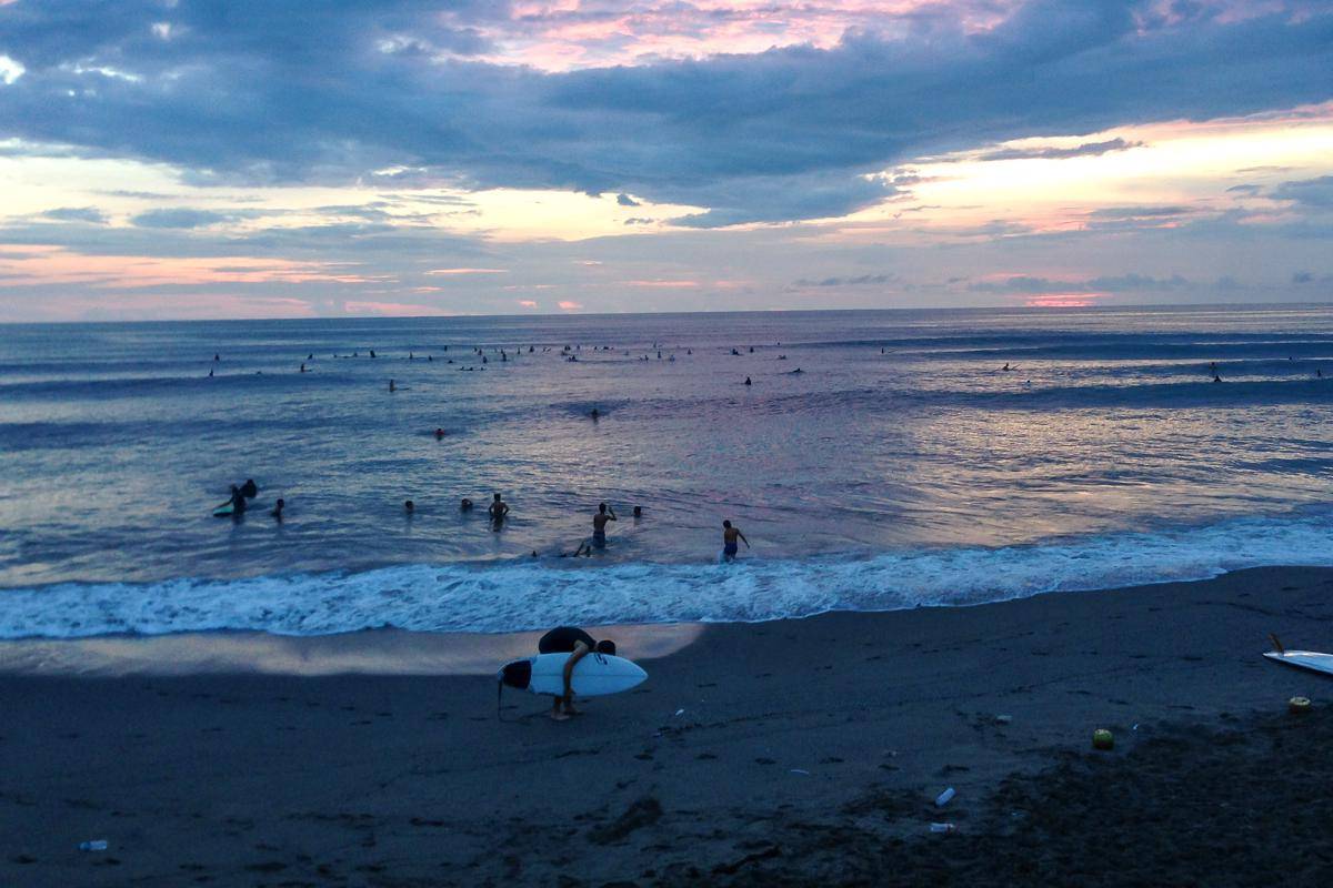para surfer di Pantai Batu Bolong (dok.pribadi/Natalia Indah)