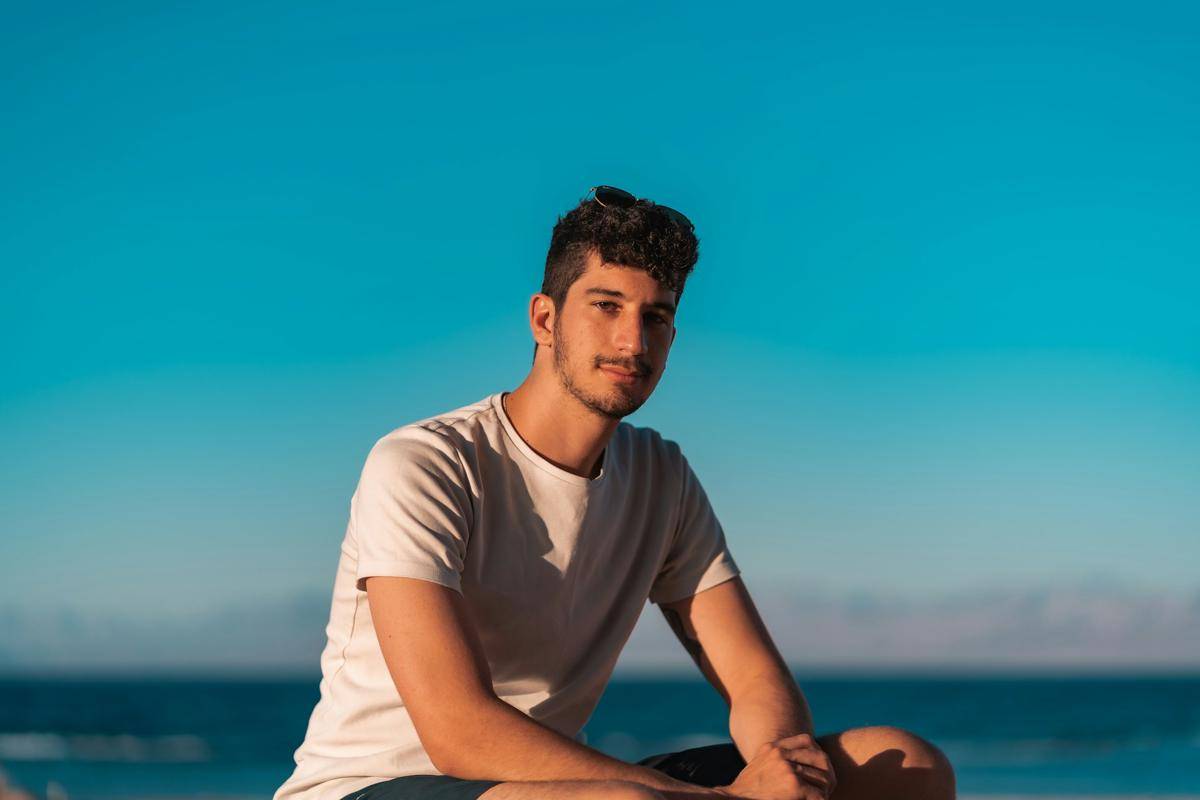 ilustrasi cowok dengan Full Beard with Faded Sides (unsplash.com/Or Hakim)