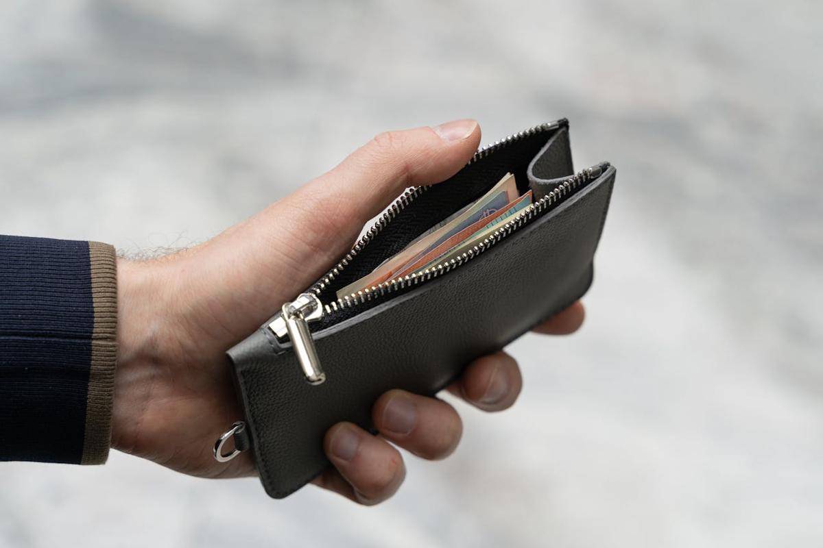 ilustrasi dompet (pexels.com/Aleksandrs Karevs)