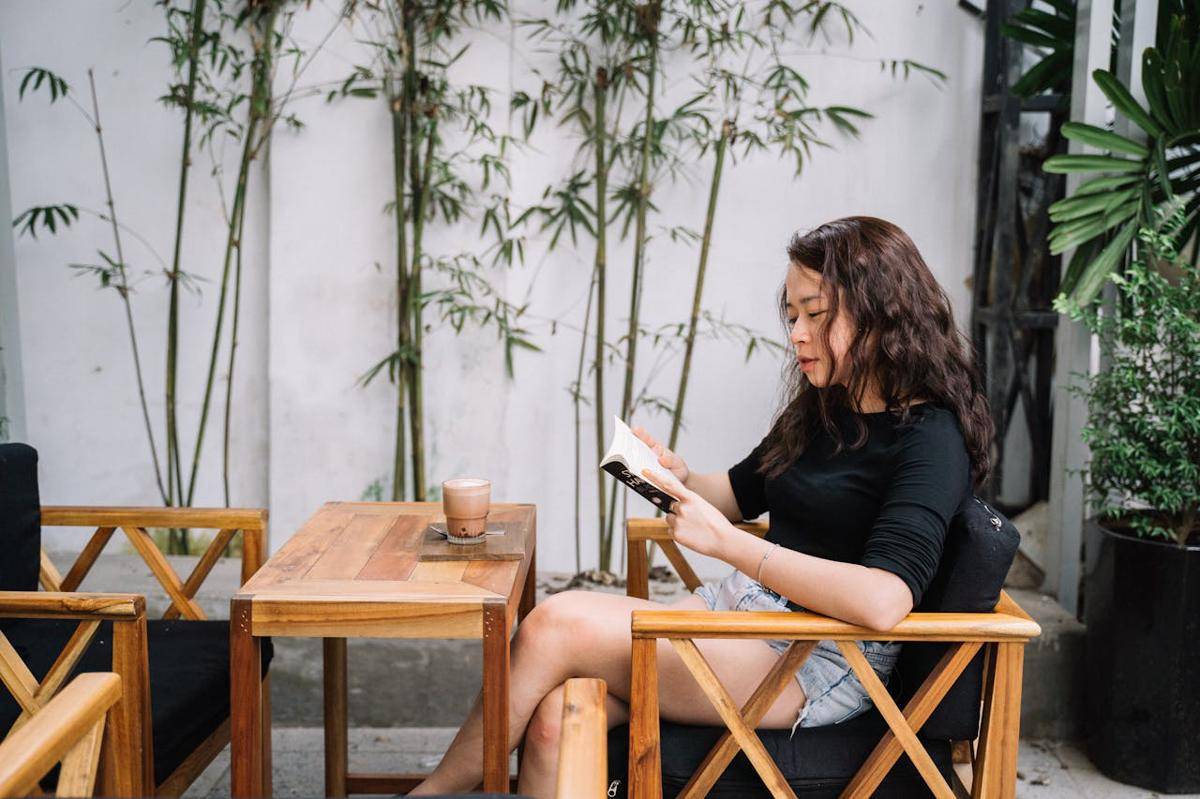 Inspirasi Sudut Baca di Rumah yang Cozy Banget Buat Me Time (Pexels.com/ Anna Tarazevich)