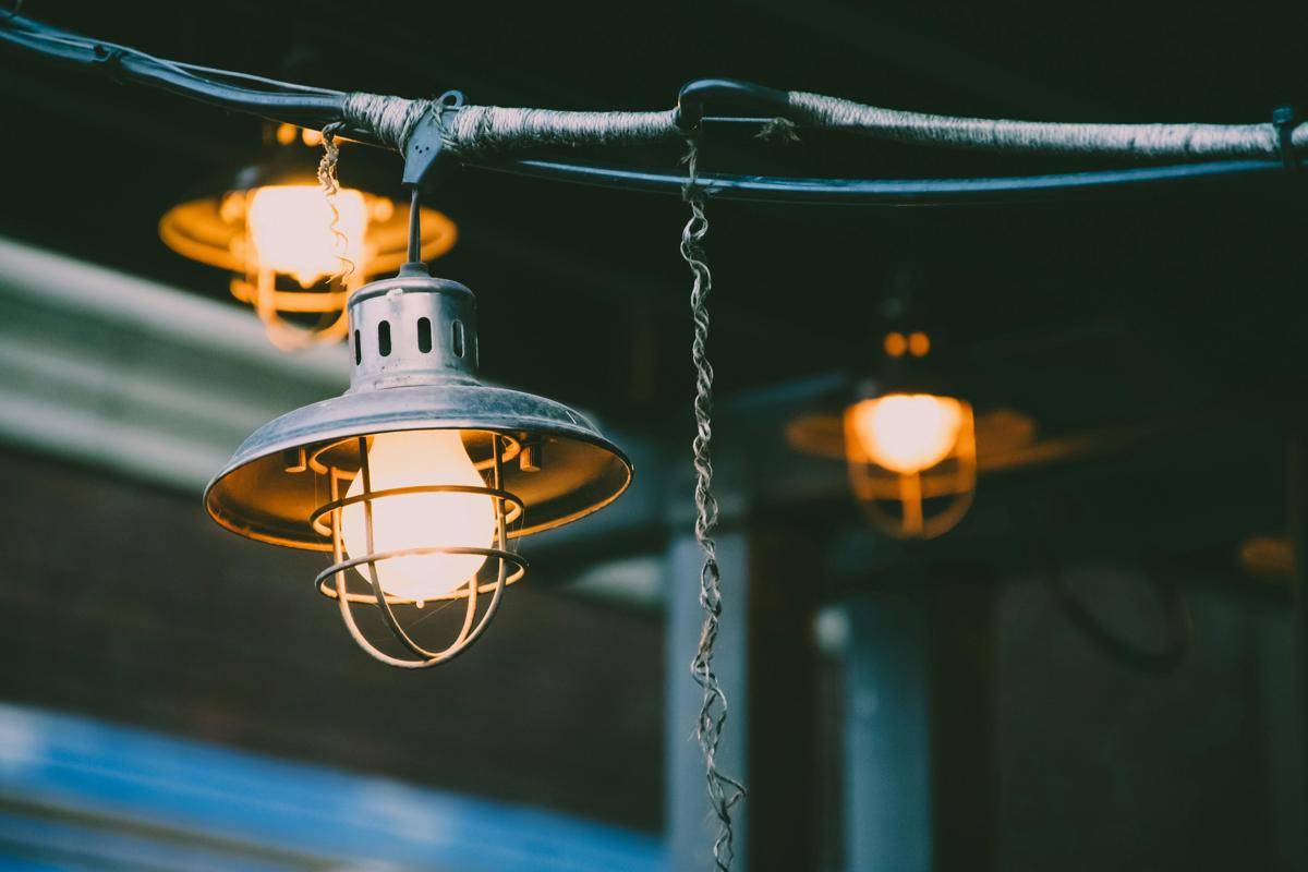 ilustrasi lampu gantung logam