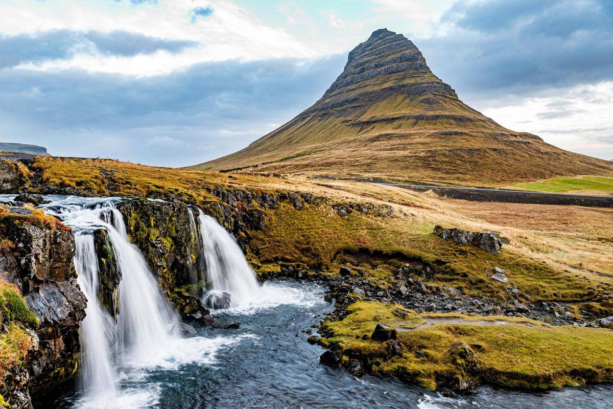 potret Kirkjufell, gunung yang sering dijadikan wallpaper windows 
