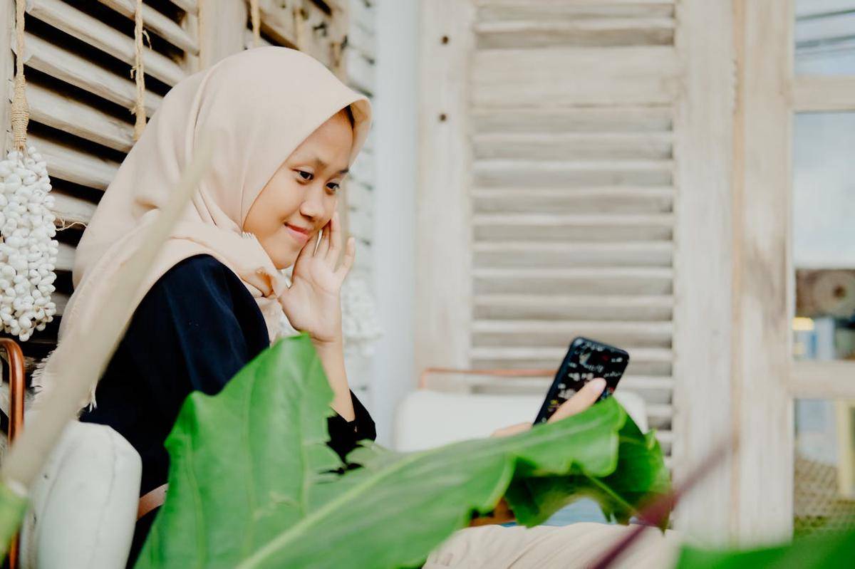 ilustrasi menggunakan smartphone (pexels.com/Friday Images)