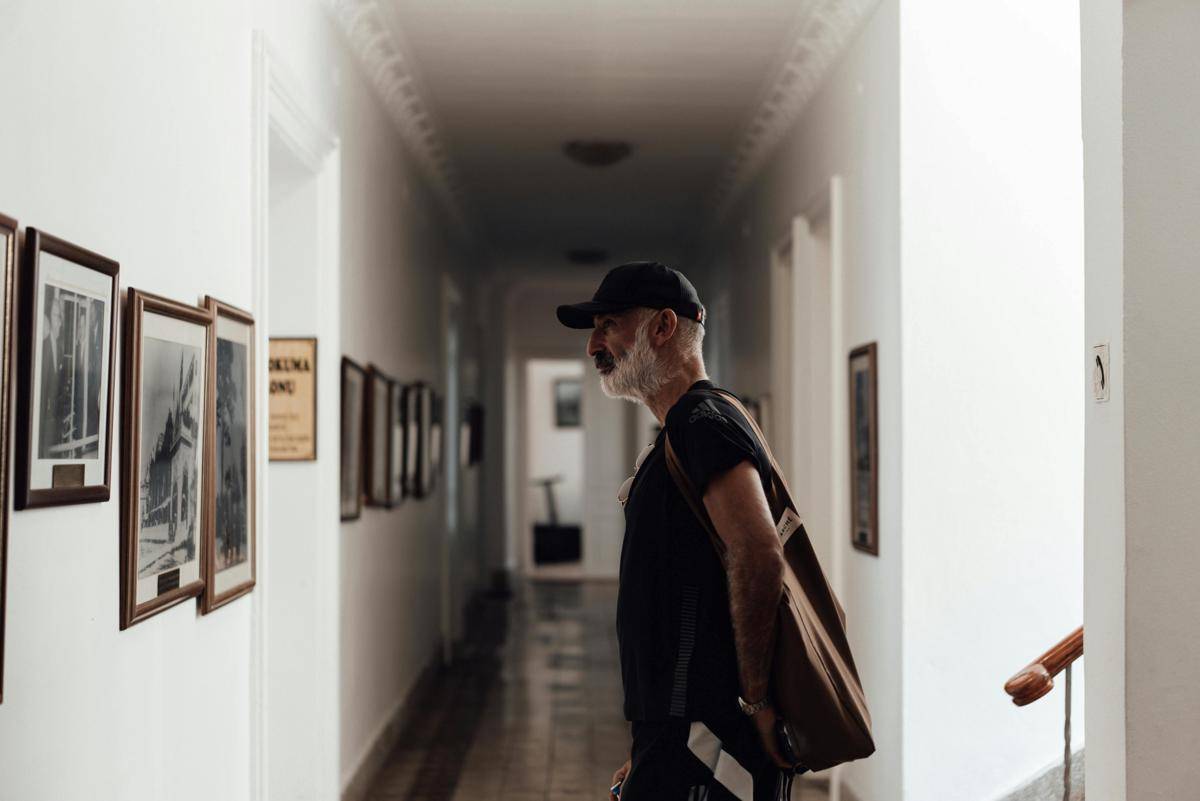 ilustrasi pria di pameran seni