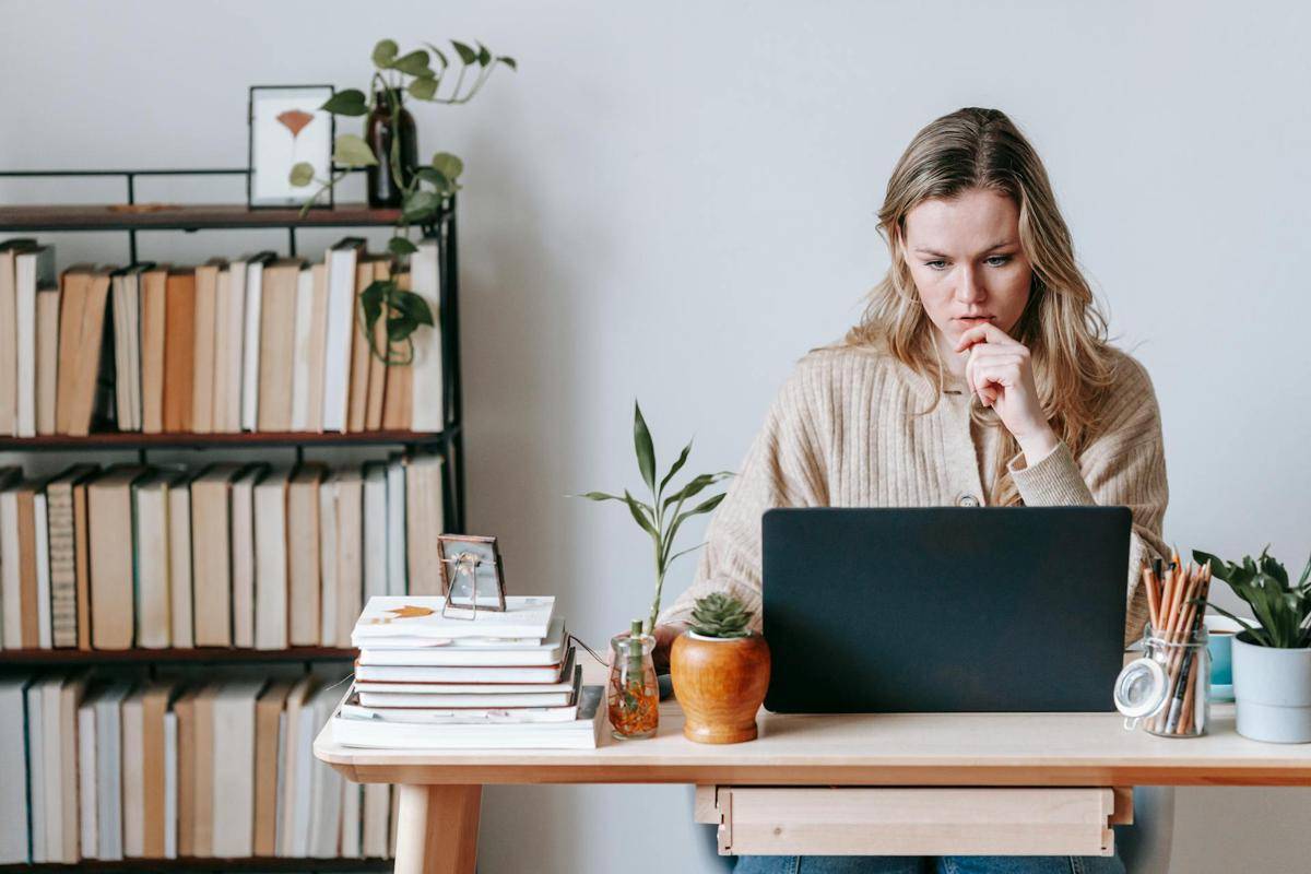 ilustrasi perempuan menggunakan laptop (pexels.com/George Milton)