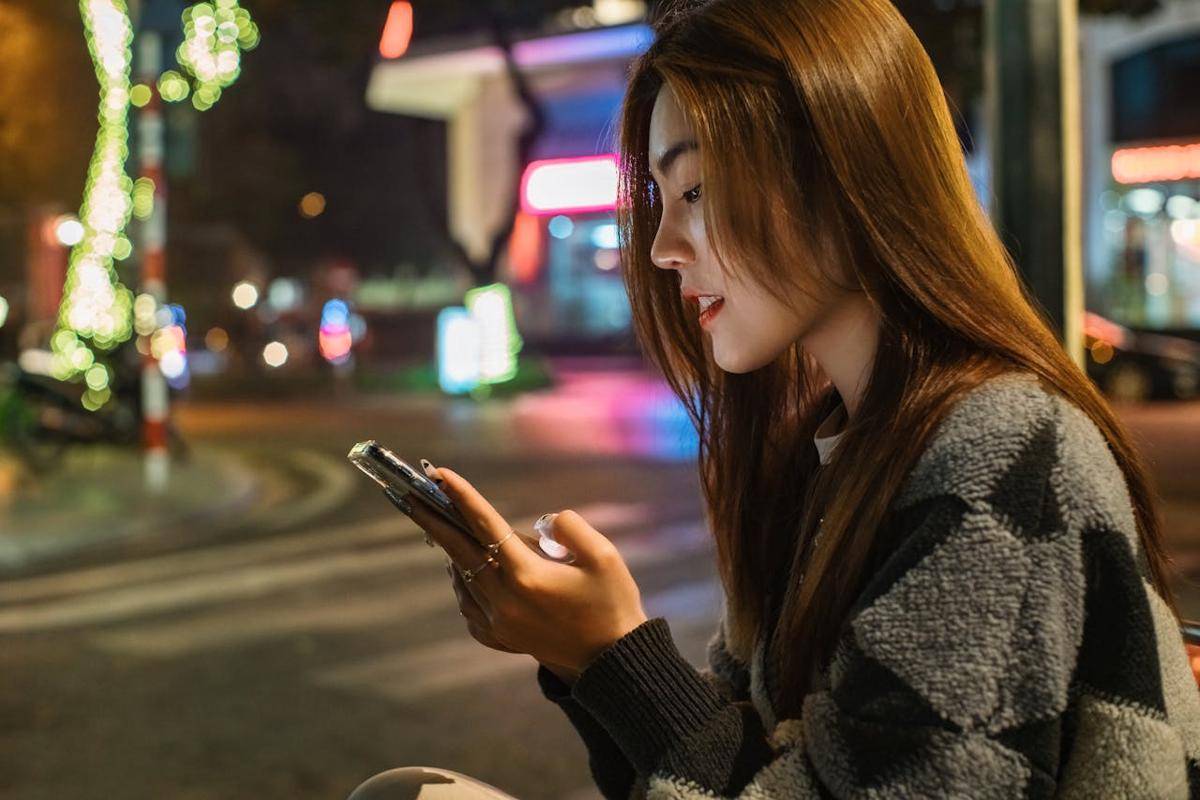 ilustrasi menggunakan smartphone (pexels.com/hoang anh)