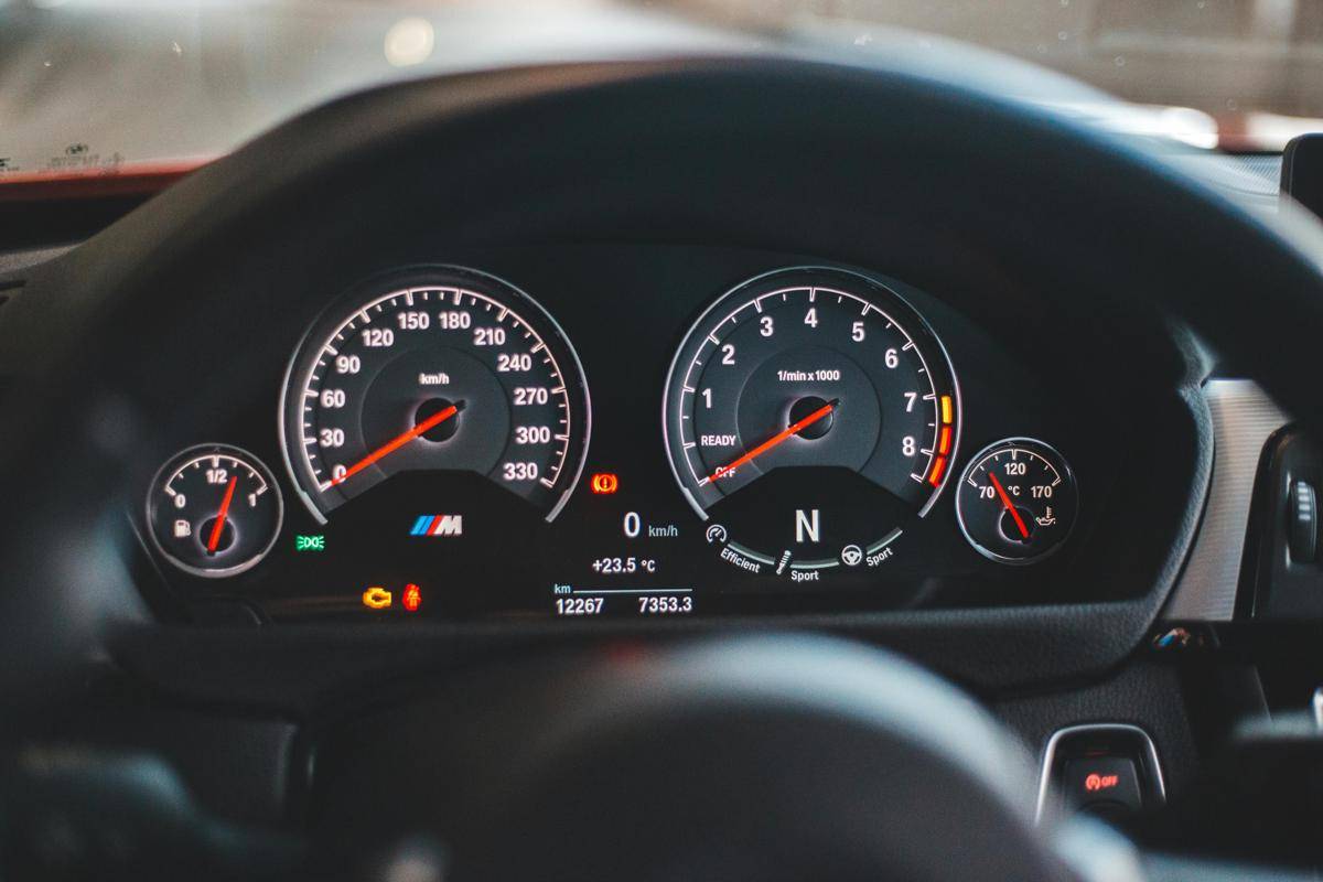 ilustrasi indikator mobil (pexels.com/Erik Mclean)