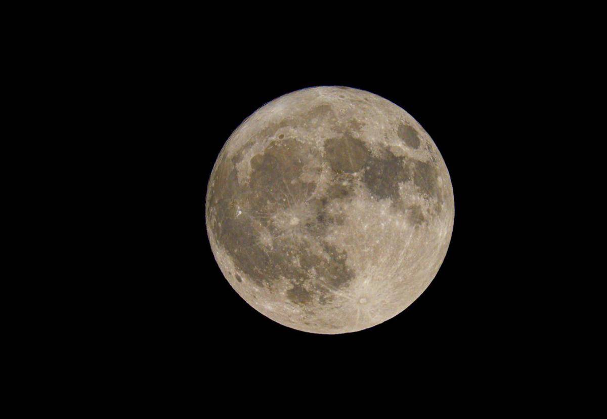 Harvest moon (pexels.com/Jay Brand)