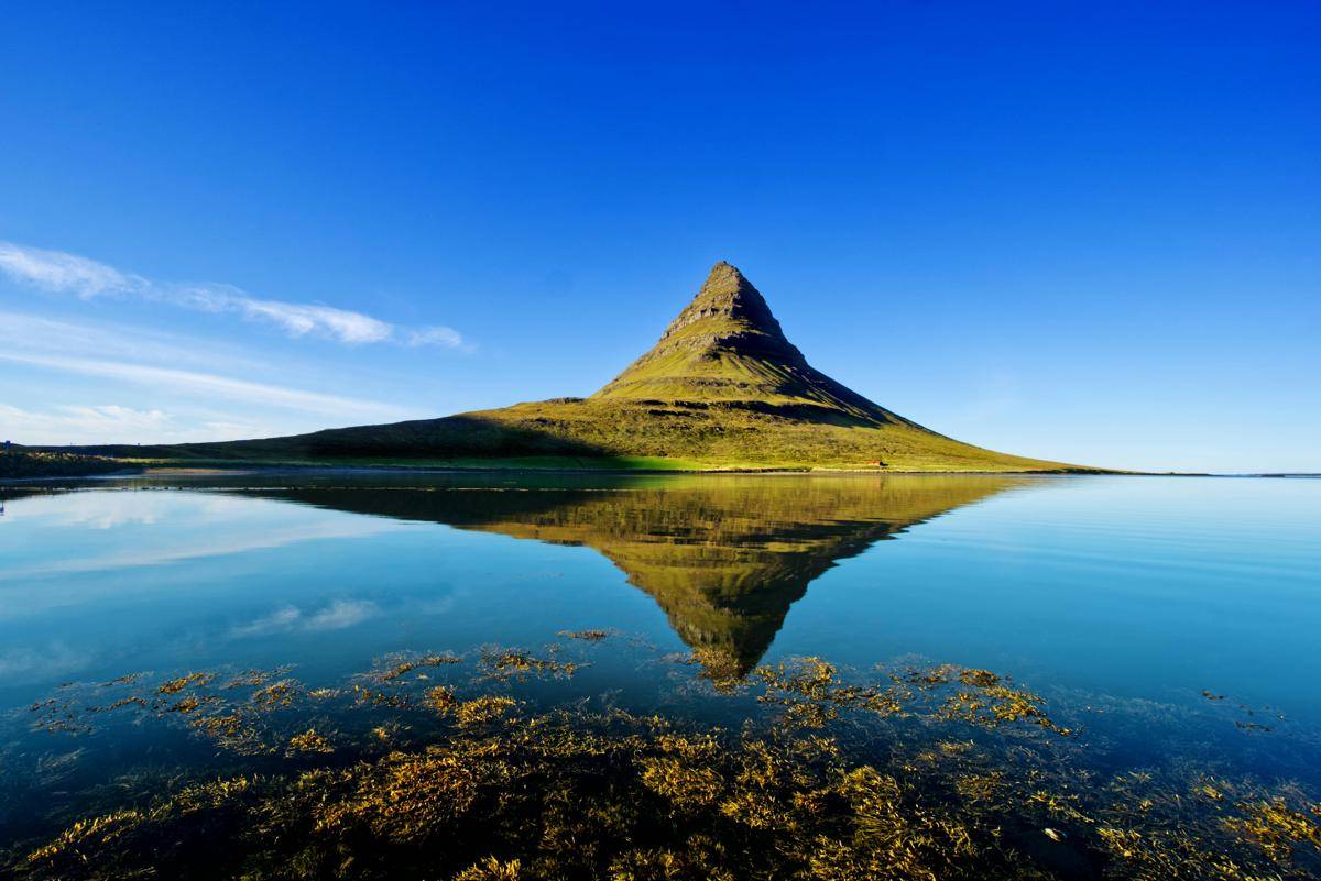 potret Kirkjufell dari kejauhan