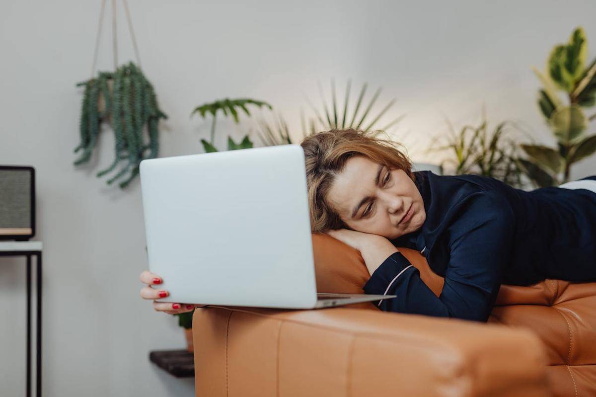 ilustrasi emotional exhaustion (pexels.com/Kaboompics.com)