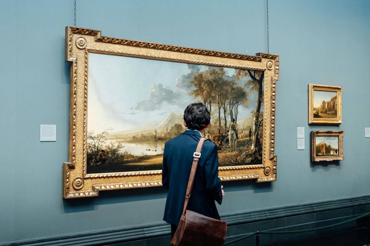 ilustrasi pria di pameran seni 