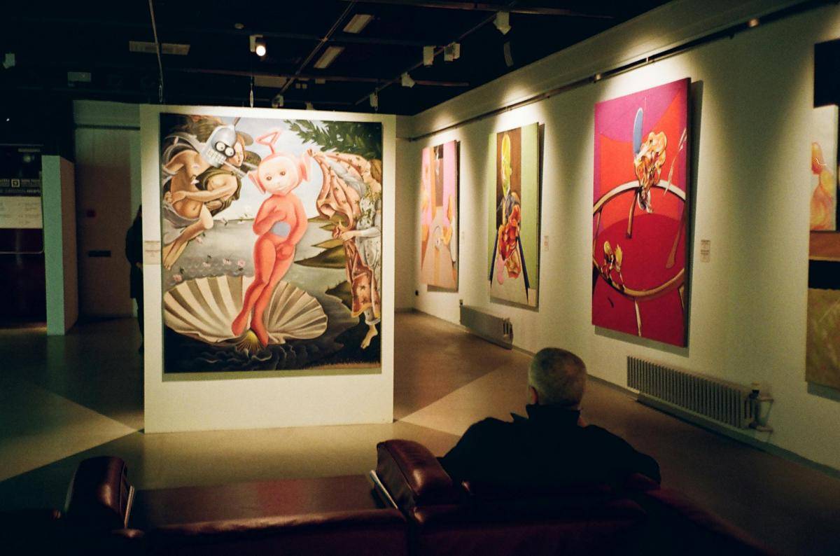 ilustrasi pria di pameran seni