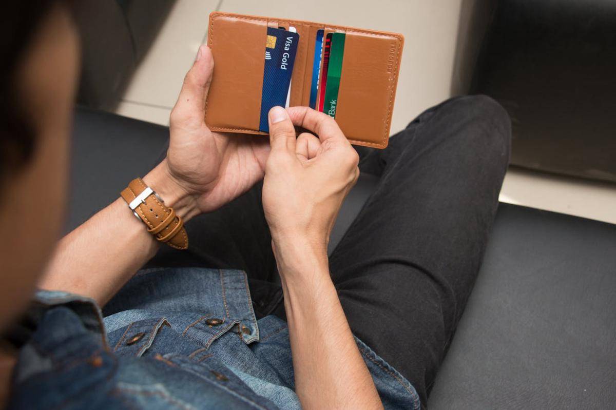 ilustrasi membuka dompet (pexels.com/Rann Vijay)