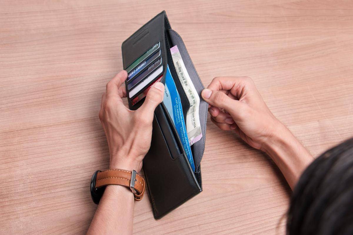 ilustrasi membuka dompet (pexels.com/Rann Vijay)