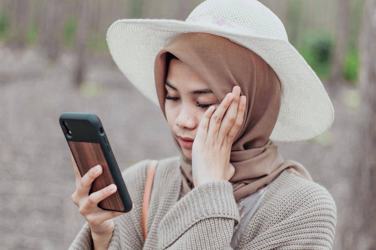 ilustrasi menggunakan smartphone (pexels.com/shohib tri)