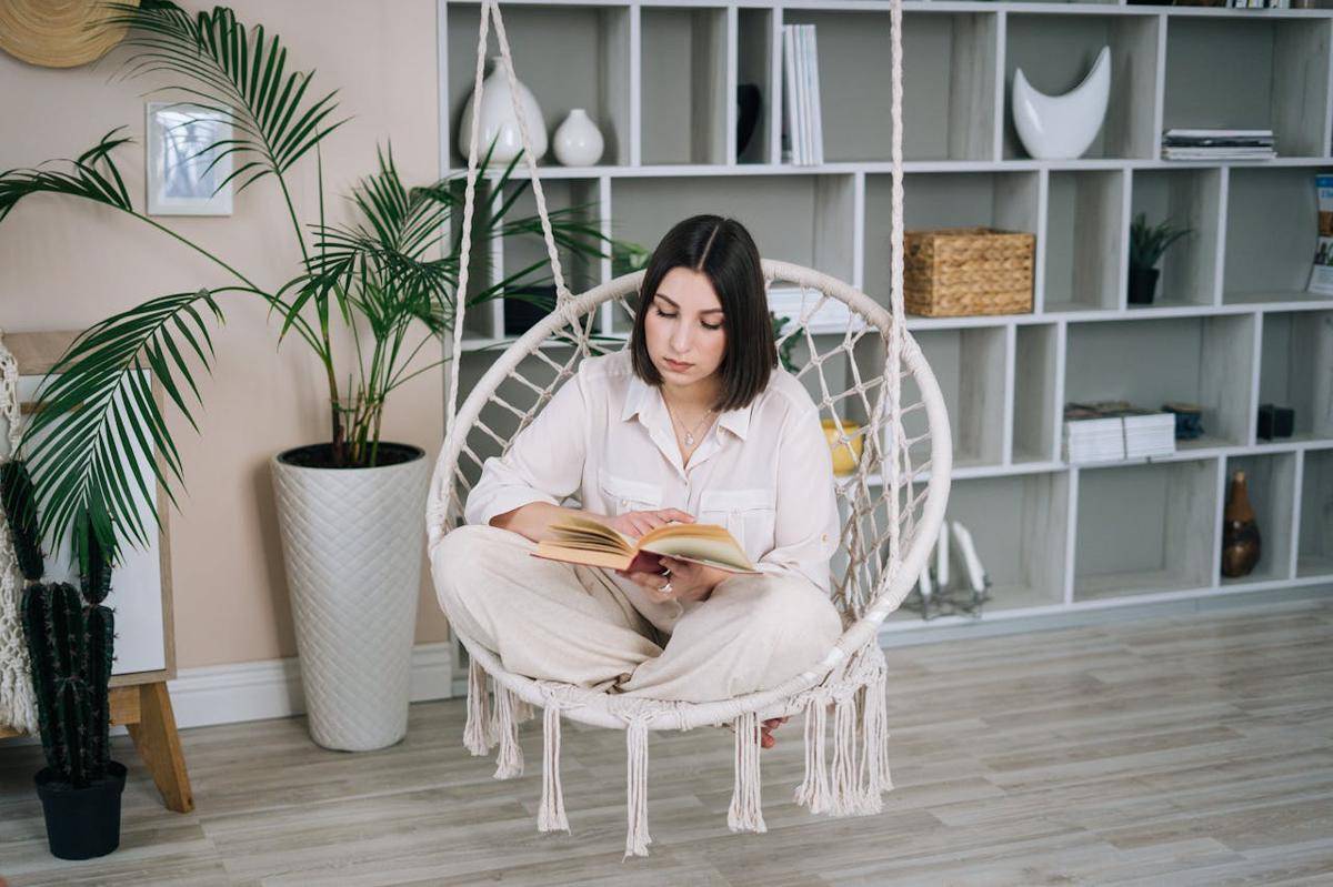 Inspirasi Sudut Baca di Rumah yang Cozy Banget Buat Me Time (Pexels.com/ Tima Miroshnichenko)