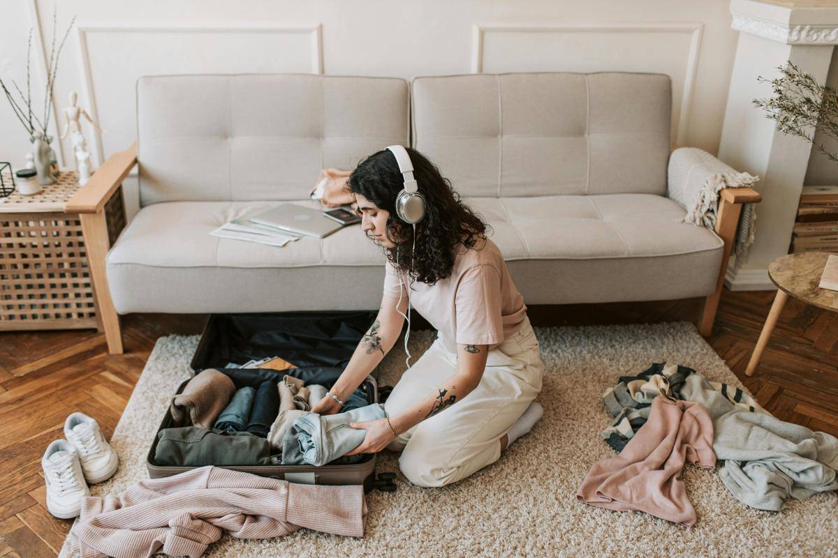 ilustrasi melipat baju dengan metode roll (pexels.com/Vlada Karpovich)