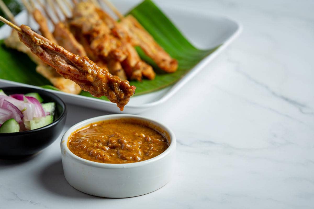 ilustrasi sate ayam bumbu kacang (freepik.com/jcomp)