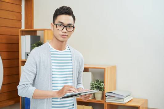 ilustrasi cowok yang rajin bekerja (freepik.com/pressfoto)