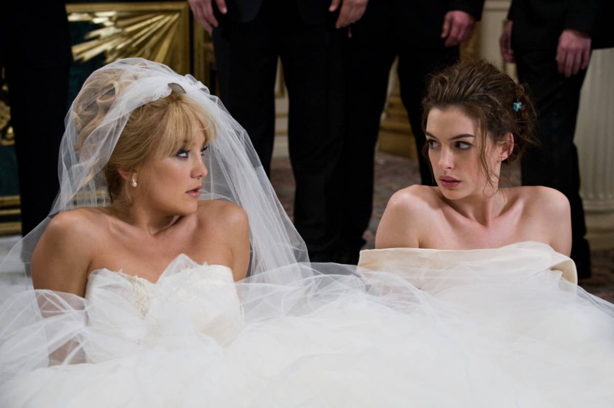 Kate Hudson dan Anne Hathaway dalam Bride Wars