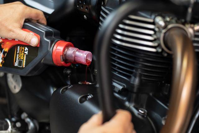 ilustrasi ganti oli motor (vecteezy.com/kasarp Techawongtham)