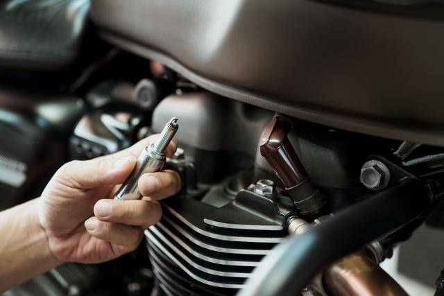 ilustrasi busi motor (vecteezy.com/kasarp Techawongtham)