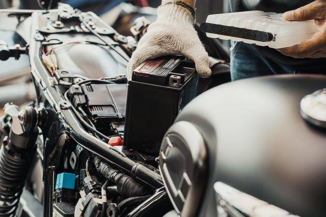 ilustrasi aki sepeda motor (vecteezy.com/kasarp Techawongtham)