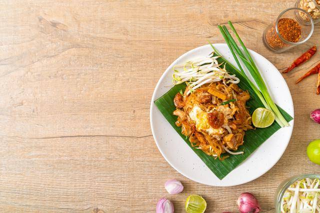 ilustrasi kwetiau goreng (vecteezy.com/Natthaphon Sirisombatyuenyong)