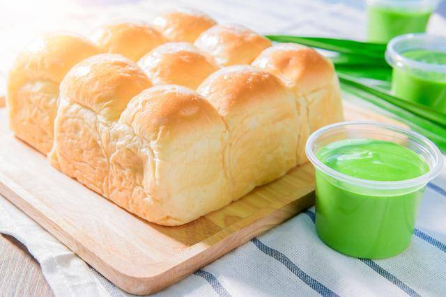 ilustrasi roti dan selai srikaya (vecteezy.com/kwanchaichaiudom)
