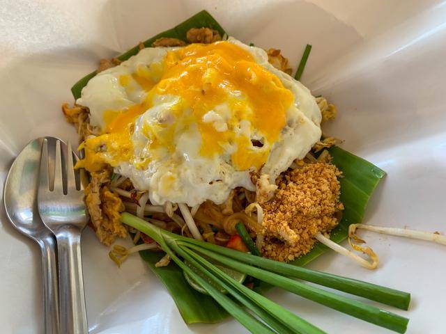 ilustrasi kwetiau goreng dengan telur