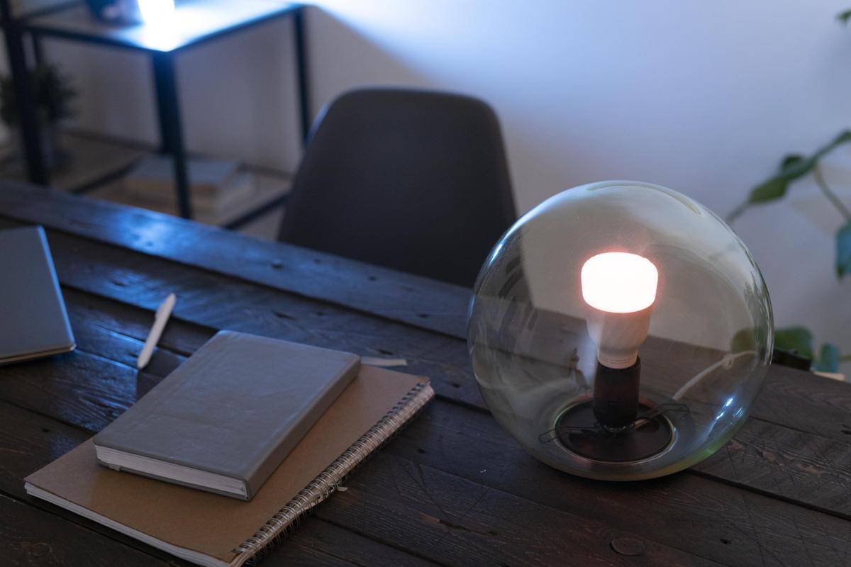 ilustrasi lampu meja 