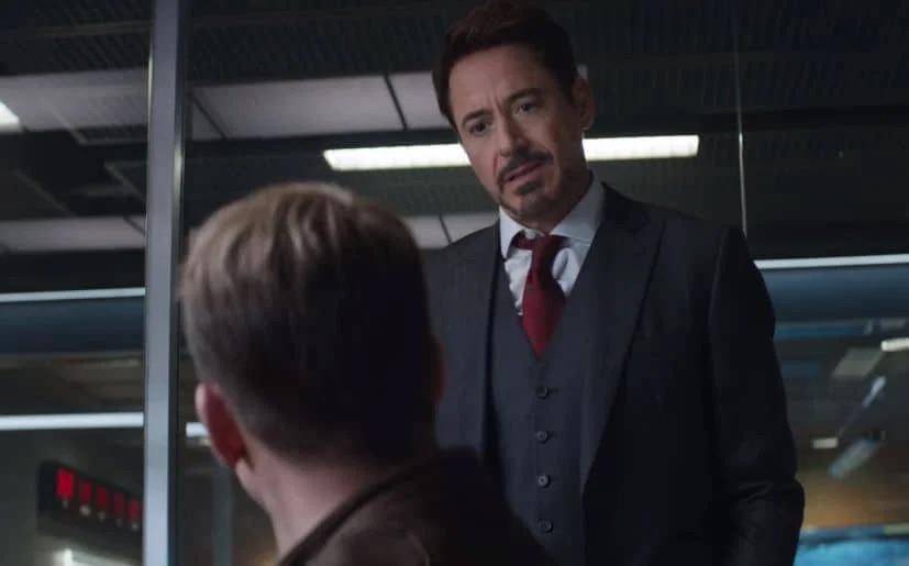 Tony Stark berdebat dengan Captain America