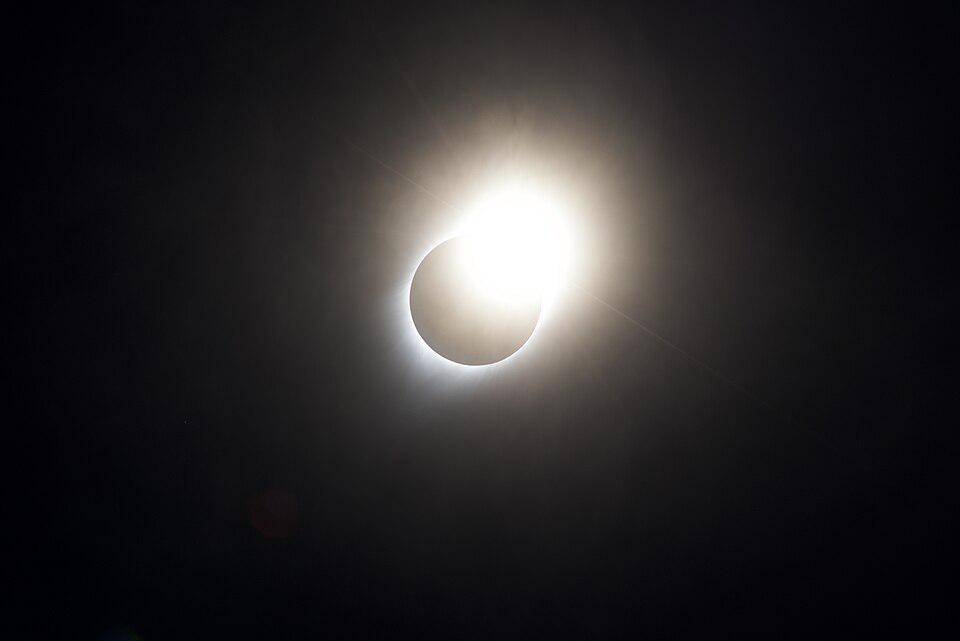 efek cincin yang muncul pada gerhana matahari sebagian (commons.wikimedia.org/Imagaz)