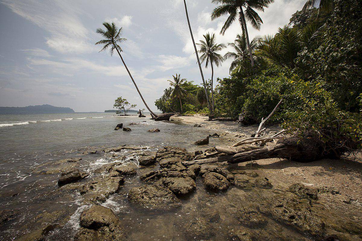 potret pantai Pulau Nggatokae