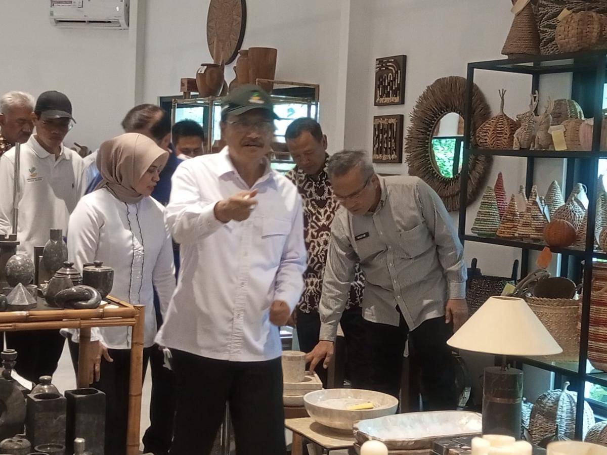 Menteri Sosial, Saifullah Yusuf .
