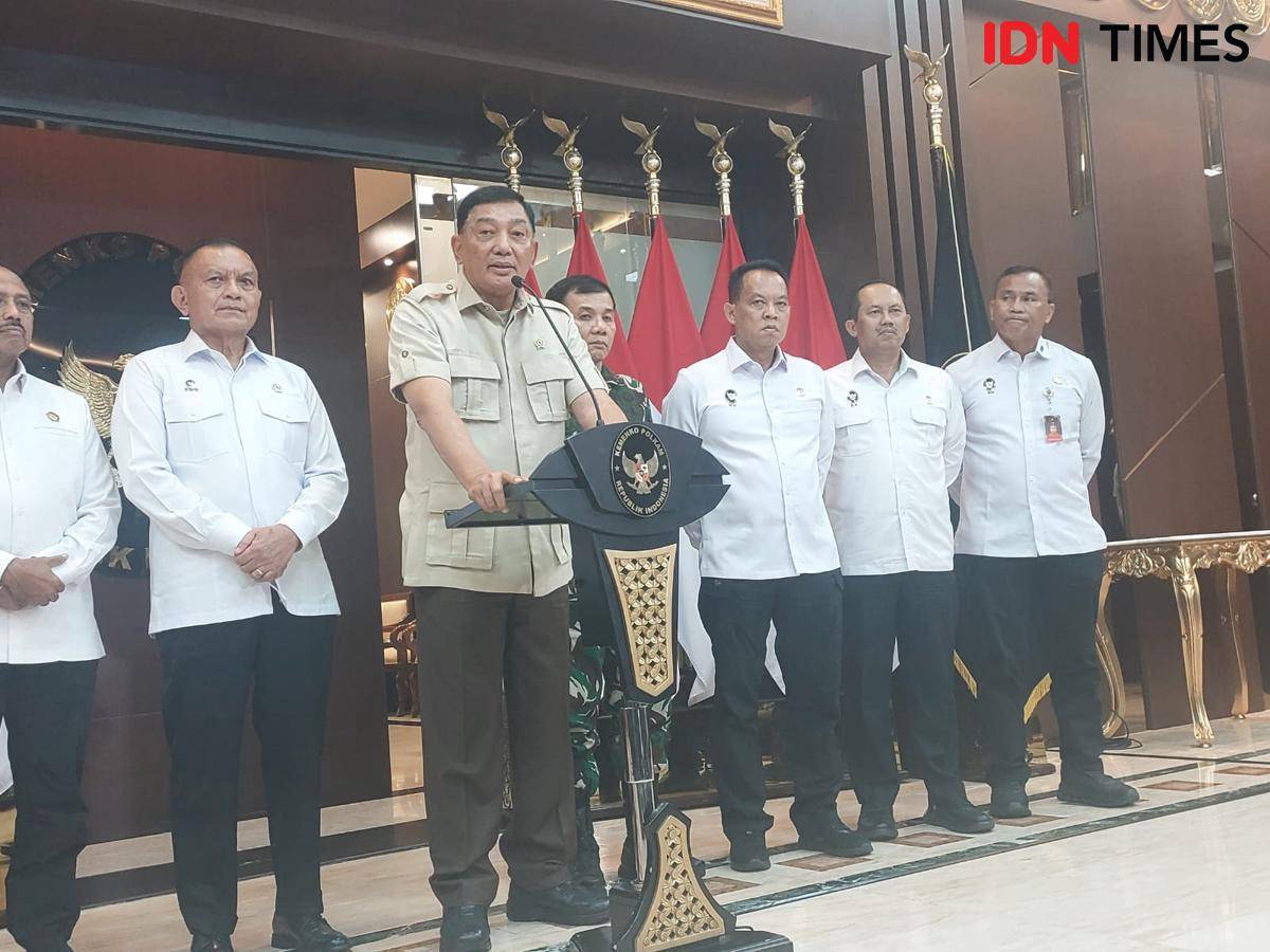 Sjafrie Sjamsoeddin memberikan keterangan pers perdana sebagai Menko Polkam Ad Interim di kantor Kemenko Polkam, Jakarta Pusat pada Selasa, 9 September 2025. (IDN Times/Santi Dewi)