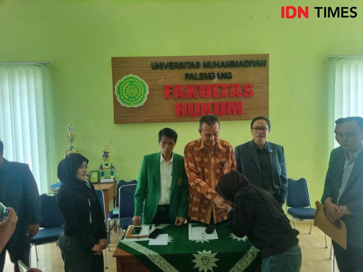 Kasus pelaporan terhadap Dekan Fakultas Hukum Universitas Muhammadiyah Palembang (UMP) Abdul Hamid Usman berujung penerbitan Surat Penghentian Penyidikan (SP 3) dari kepolisian. (IDN Times/Rangga Erfizal)
