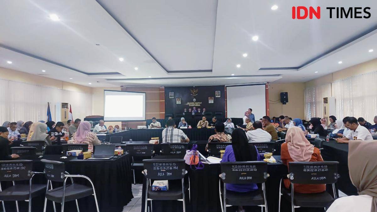 Aktivitas rapat di ruang rapat paripurna DPRD Sulsel di kantor sementara yang berlokasi di kantor Dinas Bina Marga dan Bina Konstruksi, Makasar, Selasa (9/9/2025). (IDN Times/Asrhawi Muin)