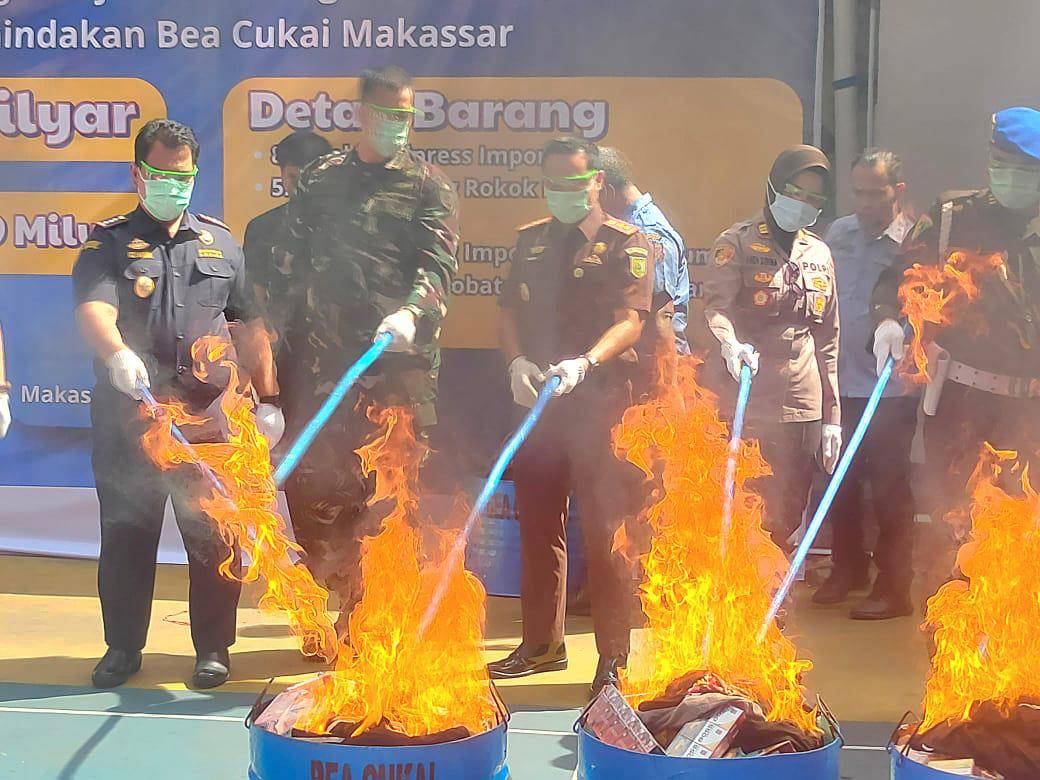 Bea Cukai Makassar musnahkan barang ilegal hasil sitaan, Selasa (9/9/2025). Istimewa