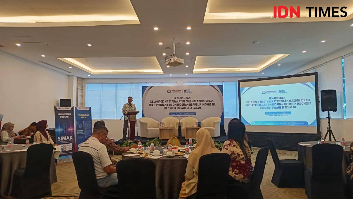Kepala Perwakilan Ombudsman RI Sulawesi Selatan, Ismu Iskandar, memberi sambutan saat pengukuhan Kelompok Masyarakat Peduli Maladministrasi (KMPMDP) di Hotel Four Points Makassar, Selasa (9/9/2025). (IDN Times/Asrhawi Muin)