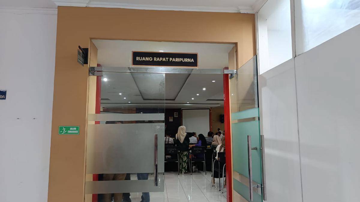 Salah satu ruangan dijadikan ruang rapat paripurna DPRD Sulsel di kantor sementara yang berlokasi di kantor Dinas Bina Marga dan Bina Konstruksi, Makasar, Selasa (9/9/2025). (IDN Times/Asrhawi Muin)