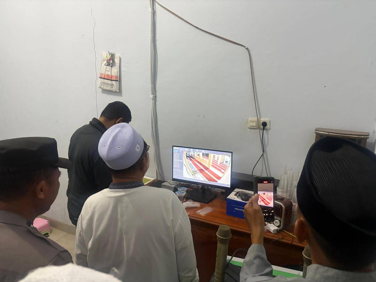 Masjid di BTN Bata Ugi, Kelurahan Sudiang Raya, Kecamatan Biringkanaya, Makassar, diduga hendak dibakar oleh pelaku yang tidak dikenali, Senin (8/9/2025) dini hari. Istimewa