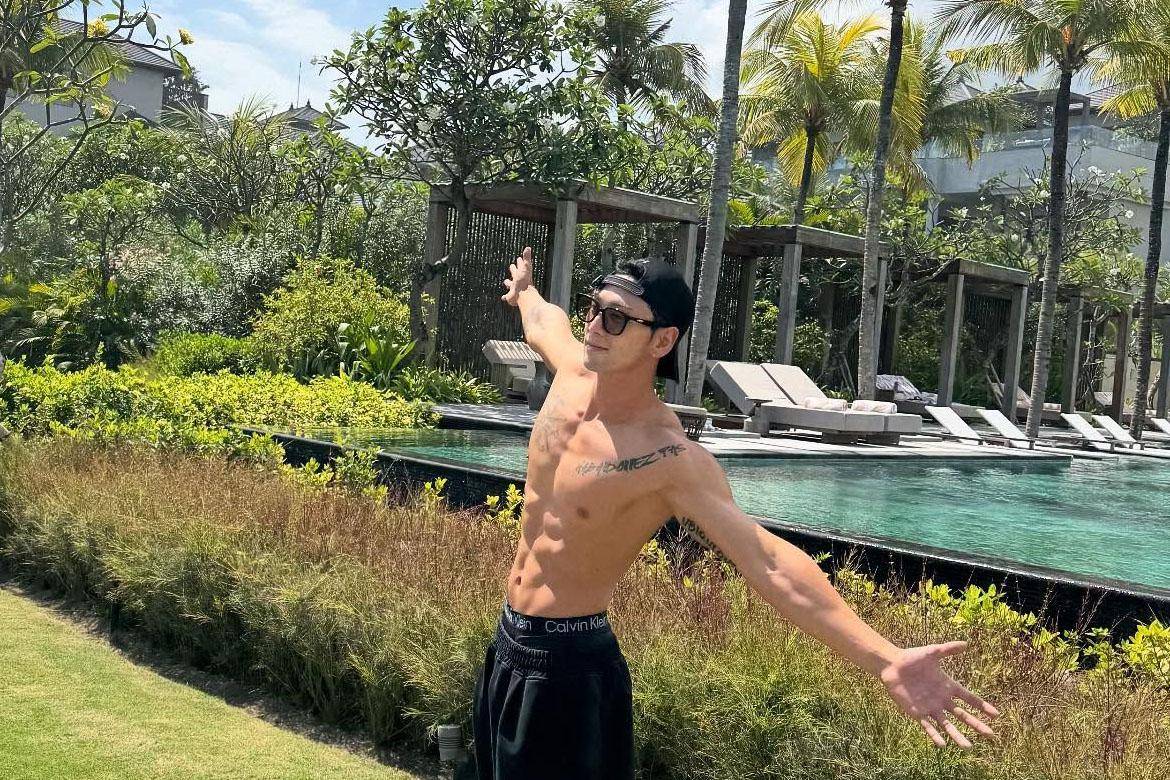 Baekho liburan di Bali