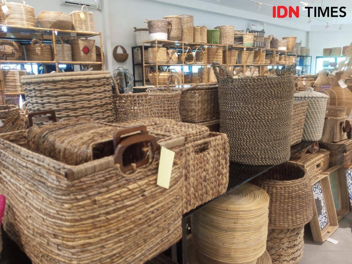 Produk kerajinan tangan dari KPM Kemensos dengan bahan baku eceng gondok.