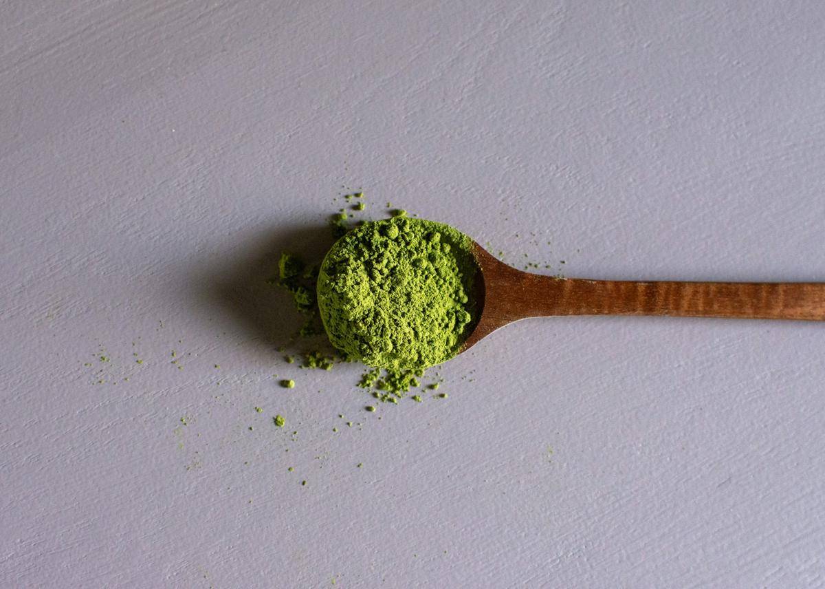 Potret matcha dan sendok kayu