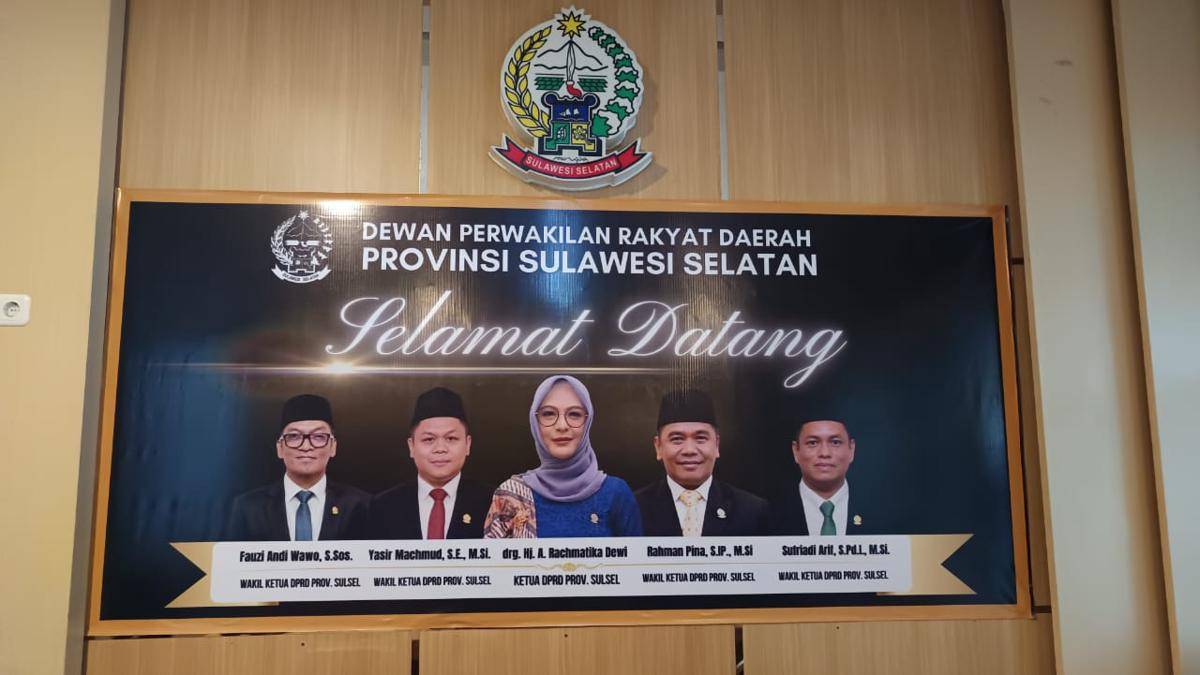 Spanduk selamat datang bergambar pimpinan DPRD Sulsel dipajang di kantor sementara yang berlokasi di kantor Dinas Bina Marga dan Bina Konstruksi Sulsel, Makasar, Selasa (9/9/2025). (IDN Times/Asrhawi Muin)