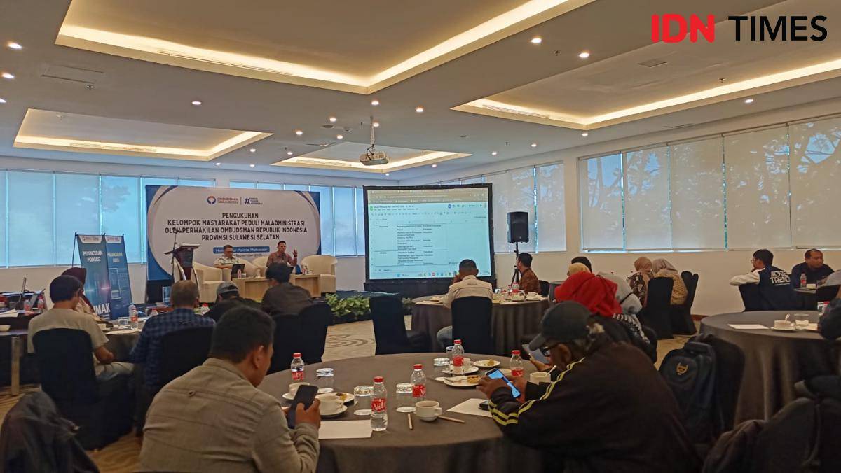 Pengukuhan Kelompok Masyarakat Peduli Maladministrasi (KMPMDP) oleh Ombudsman RI Sulawesi Selatan di Hotel Four Points Makassar, Selasa (9/9/2025). (IDN Times/Asrhawi Muin)