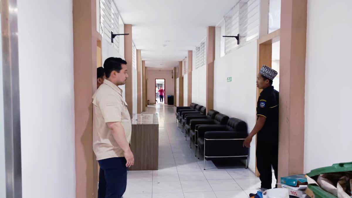 Beberapa orang menatar ruangan untuk DPRD Sulsel di kantor sementara yang berlokasi di kantor Dinas Bina Marga dan Bina Konstruksi, Makasar, Selasa (9/9/2025). (IDN Times/Asrhawi Muin)